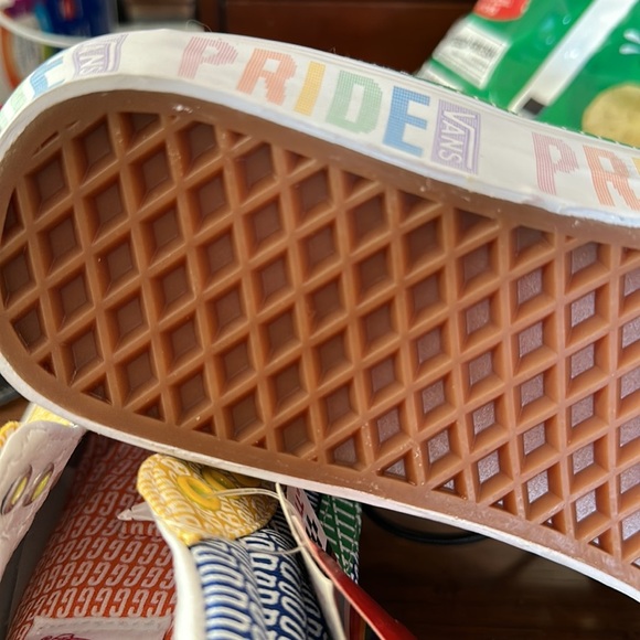 #65/53S/34S Brand new with tags VANS PRIDE SK8 Mid - Picture 10 of 11